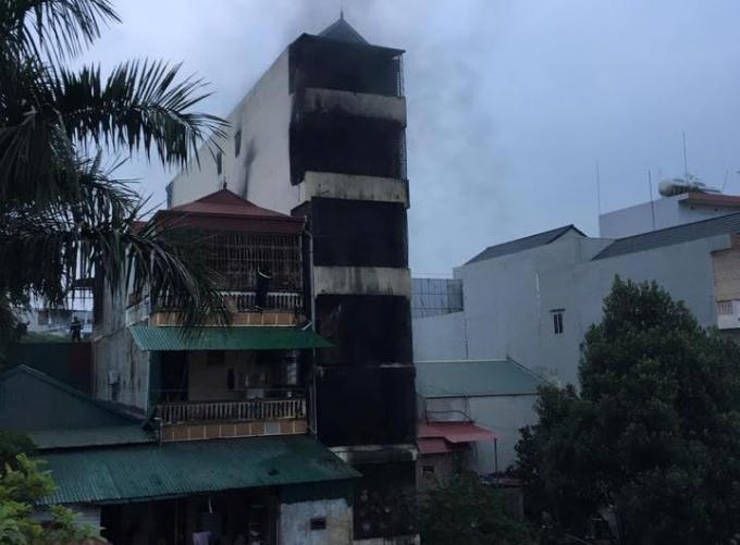 Hiện trường ngôi nhà 5 tầng bốc cháy trong đêm khiến cho 2 bé gái tử vong do ngạt khói.