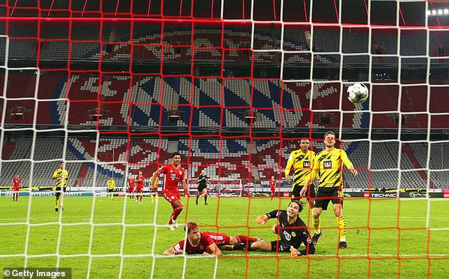 Hậu vệ Joshua Kimmich đã có pha ghi bàn khá may mắn giúp Bayerrn Munich ấn định chiến thắng 3-2 và giành Siêu cúp Đức 2020/21