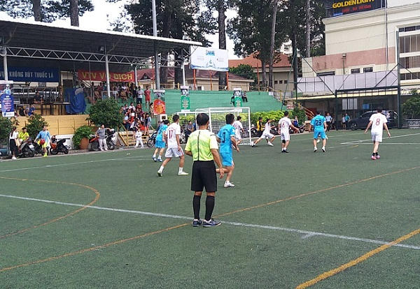 Một tình huống lên bóng nguy hiểm của Liên quân báo chí Nghệ An trước khung thành thủ môn đội bóng Đài Truyền hình Việt Nam.