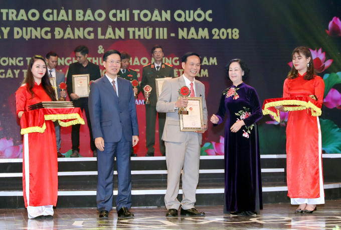Bà Trương Thị Mai - Bí thư TƯ Đảng, Trưởng Ban Dân vận TƯ; Ông Võ Văn Thưởng - Bí thư TƯ Đảng, Trưởng Ban Tuyên giáo TƯ trao giải B