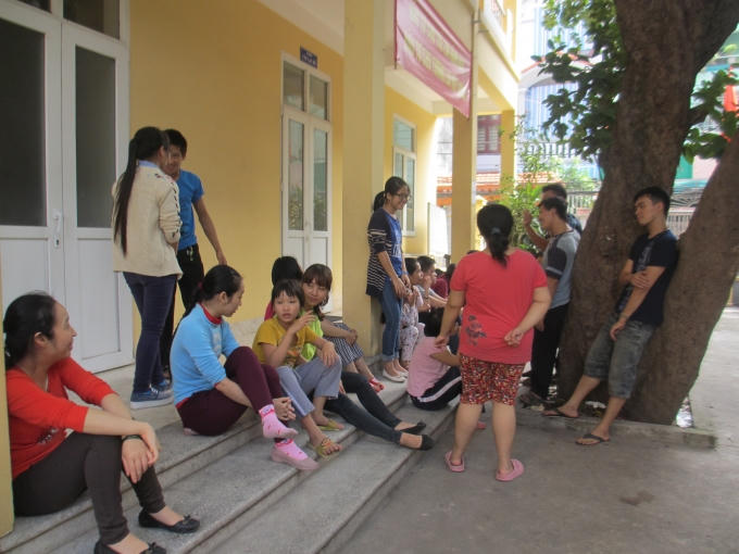 Các bạn sinh viên đang trò chuyện cùng các em học sinh (Ảnh: Mẫn Nhi)