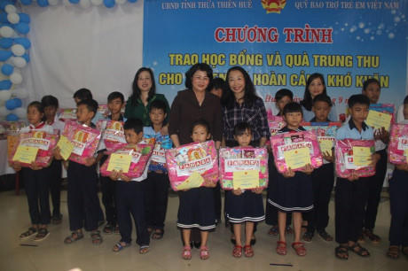 Phó chủ tịch nước trao tặng học bổng và quà trung thu cho các trẻ em có hoàn cảnh khó khăn.