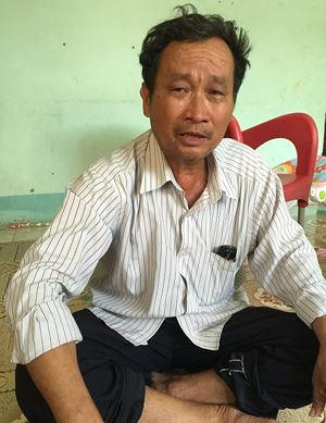 Bảy năm qua, cứ mỗi lần nhắc lại ngày bị thô bạo cưỡng chế nhà, ông Hoa lại uất ức bật khóc.