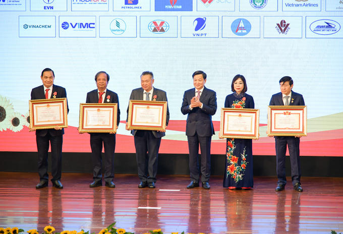 Phó Thủ tướng Chính phủ Lê Minh Khái trao Danh hiệu Chiến sĩ thi đua toàn quốc cho ông Nguyễn Danh Duyên - Tổng giám đốc, Tổng công ty Điện lực Thành phố Hà Nội và Huân chương Lao động Hạng nhất cho ông Phạm Quốc Bảo - Chủ tịch HĐTV Tổng công ty Điện lực TP.HCM, ông Phạm Xuân Sơn - Phó Tổng giám đốc Liên doanh Việt - Nga Vietsovpetro, ông Nguyễn Văn Hợp - Chủ tịch HĐTV Tổng công ty Điện lực miền Nam, bà Phạm Thị Thu Hồng - Tổng Giám đốc Công ty CP Lương thực Thực phẩm Safoco