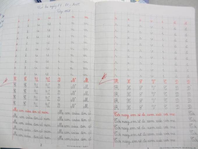 Vở chính tả của em học sinh bé tuổi nhất lớp (Ảnh: Mẫn Nhi)