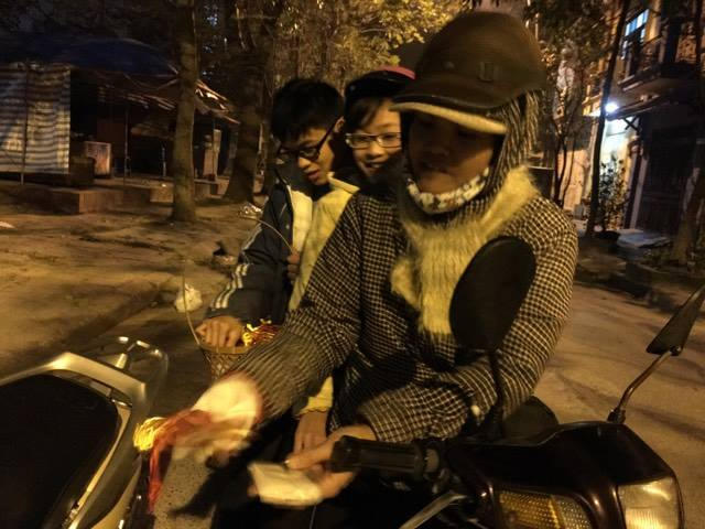 Trao gói muối cho người mua, với chị Hồng như được trao và nhận những tình cảm mặn nồng, may mắn.