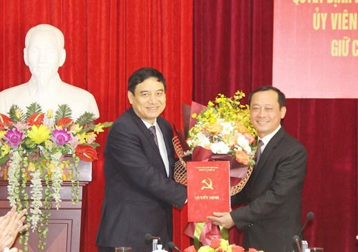 Đồng chí Nguyễn Đắc Vinh trao quyết định và chúc mừng đồng chí Phan Đức Đồng.