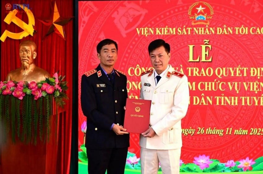 Ông Nguyễn Duy Giảng, Phó Viện trưởng VKSND tối cao trao quyết định và tặng hoa chúc mừng tân Viện trưởng VKSND tỉnh Tuyên Quang Lý Văn Huấn.