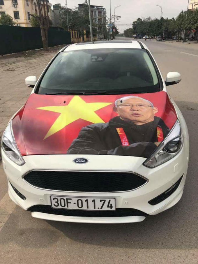 ...khi họ đã cho sơn màu cờ Tổ quốc và các thành viên trong đội tuyển U23.