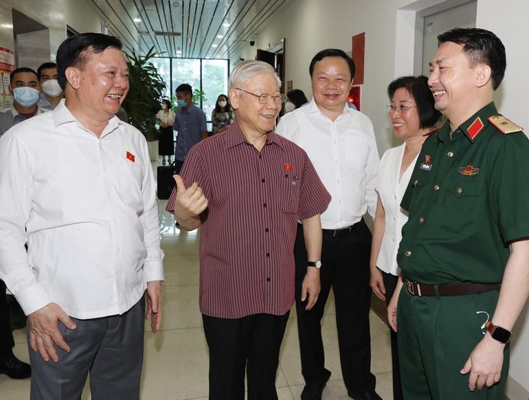 Tổng Bí thư trao đổi với các đại biểu dự buổi tiếp xúc cử tri.