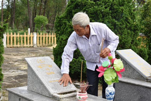 Ông Cư vẫn luôn đau đáu với những ngôi mộ vô danh trong nghĩa trang liệt sỹ này.