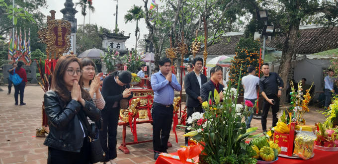  Tại đền Thiên Trường và Cố Trạch đã tấp nập cảnh làm lễ, dâng hương của du khách. 