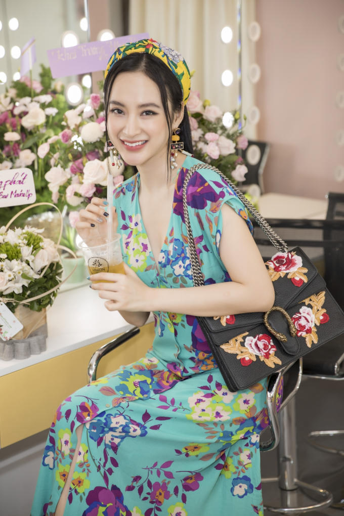 Angela Phương Trinh xinh đẹp khó cưỡng đến chúc mừng chuyên gia trang điểm Hiwon