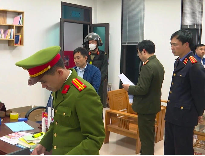 Công an khám xét, thu giữ tài liệu tại Trung tâm đăng kiểm xe cơ giới số 19-01V. (Ảnh: CAPT).