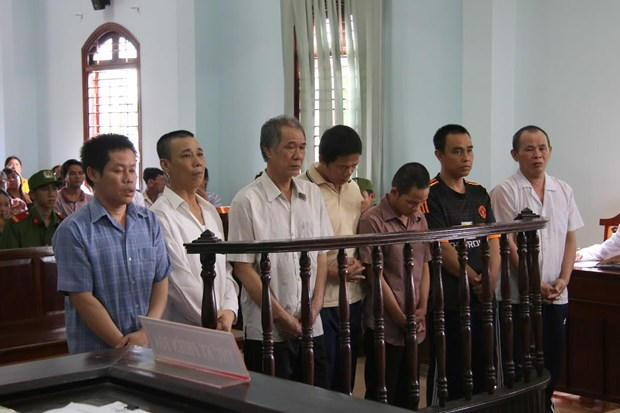 Các bị cáo trước vành móng ngựa.