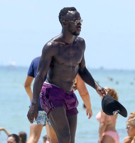 Vợ Bacary Sagna diện bikini n&oacute;ng bỏng tr&ecirc;n bờ biển Miami