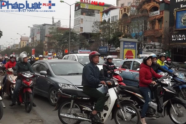 Dòng người hối hả trong ngày làm việc đầu tiên của năm mới.