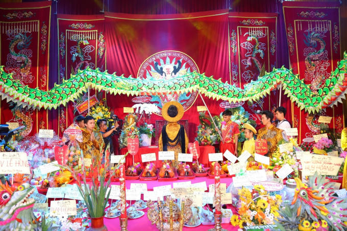 Trịnh Kim Chi tất bật chuẩn bị mọi c&ocirc;ng đoạn cho giỗ Tổ s&acirc;n khấu trang nghi&ecirc;m