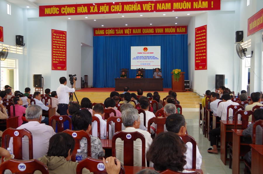 Hội đồng xét xử sơ thẩm đã tuyên bố mức xử phạt là 10 năm tù đối với bị can Lê Văn T vì đã phạm tội với hành vi "Vi phạm quy định về bảo vệ động vật nguy cấp, quý hiếm"