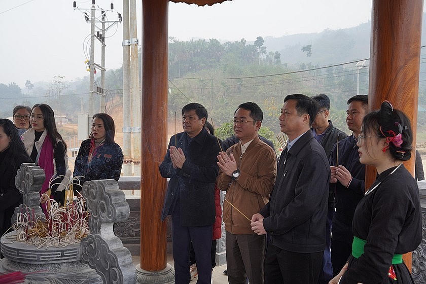Đoàn công tác dâng hương tại đài bia tưởng niệm 67 người dân Làng Nủ. Ảnh: Đức Tuyển.