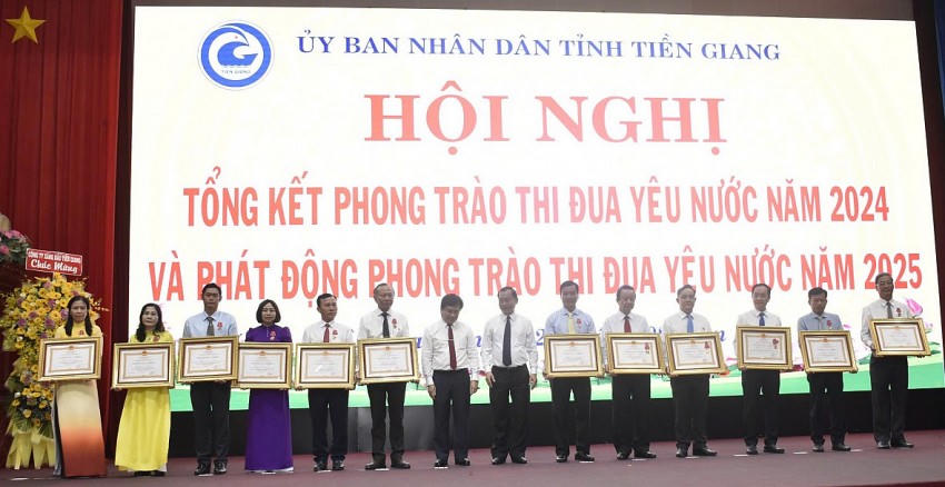 Nhiều tập thể, cá nhân được nhận Huân chương Lao động và bằng khen của Thủ tướng Chính phủ