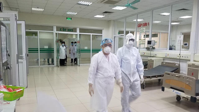 Để vào phòng chăm sóc bệnh nhân, các bác sĩ phải mặc đồ bảo hộ kín mít từ đầu đến chân. Họ sẽ mặc trang phục như thế này trong suốt 12 tiếng chăm sóc người bệnh, sẽ có những khoảng thời gian thay trang phục khác để đảm bảo chống lây nhiễm.