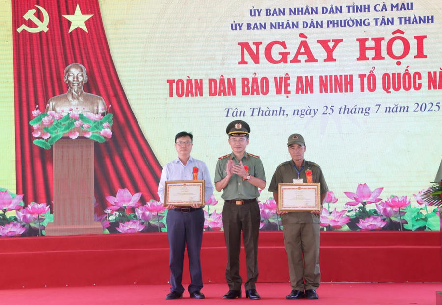 Lãnh đạo Cục Xây dựng phong trào bảo vệ an ninh Tổ quốc (Bộ Công an) tặng Bằng khen của Bộ Công an cho các tập thể, cá nhân có thành tích trong thực hiện phong trào.