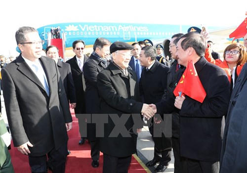 Cán bộ, nhân viên Đại sứ quán, đại diện cộng đồng người Việt và lưu học sinh Việt Nam đón Tổng Bí thư Nguyễn Phú Trọng tại Sân bay Quốc tế Bắc Kinh. (Ảnh: Trí Dũng/TTXVN).