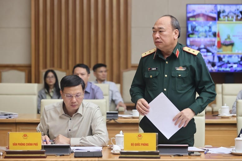 Đại diện Bộ Quốc phòng phát biểu tại phiên họp.