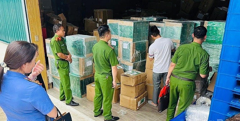 Cơ quan chức năng tiến hành khám xét nơi sản xuất mỹ phẩm chưa được phép lưu hành.
			(Ảnh: Thanh Sơn)