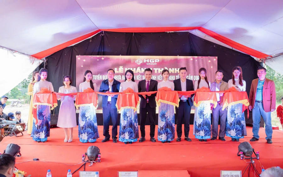 Công ty CP Đầu tư và Thương mại Hoàng Gia Phát và đại diện chính quyền địa phương cắt băng khánh thành tuyến đường nhựa đại đoàn kết ven kênh N2 kết nối khu tổ hợp dân cư xã Cẩm Quan.