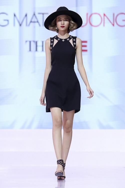 Phí Phương Anh trình diễn catwalk trong tập 2 The Face. Cô được huấn luyện viên Hồ Ngọc Hà chỉ bảo tận tình từng bước đi và tiếp thu rất nhanh.