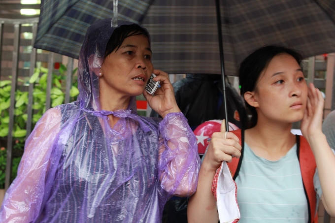 Cơn mưa chiều 2/7 khiến cho phụ huynh và thí sinh đi thi thêm "vất vả". Ảnh: Thu Hường