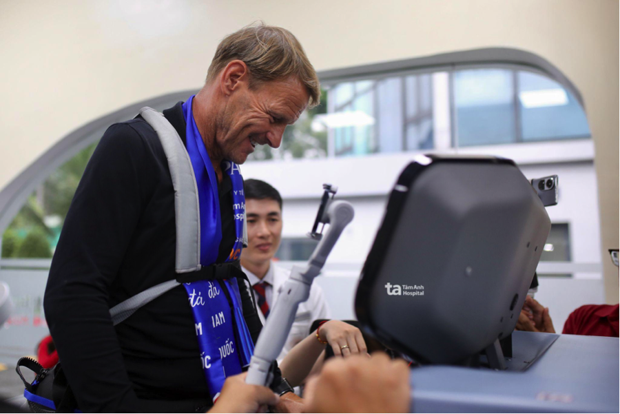 Huyền thoại Teddy Sheringham bất ngờ ngay tại Việt Nam, người bệnh, người chơi thể thao đã được tiếp cận hệ thống tập phục hồi không trọng lực R-force. Ảnh: BVĐK Tâm Anh.