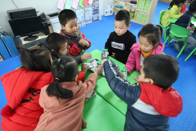 Chương tr&igrave;nh Sữa học đường tại H&agrave; Nội: Nhiều phụ huynh muốn mỗi con được th&ecirc;m 2-3 suất nữa