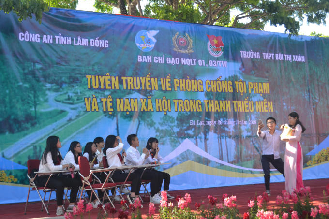 Tiểu phẩm có nội dung nghiện mạng xã hội ở học đường được thể hiện tại chương trình.
