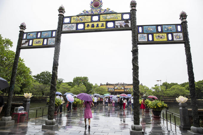 Du khách tham quan Đại Nội Huế.