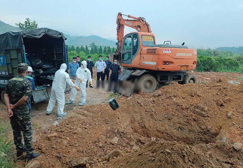 Lực lượng chức năng tiến hành tiêu hủy hơn 2,5 tấn xúc xích, lạp xưởng, trứng gia cầm non nhập lậu. (Ảnh: Báo Lào Cai).