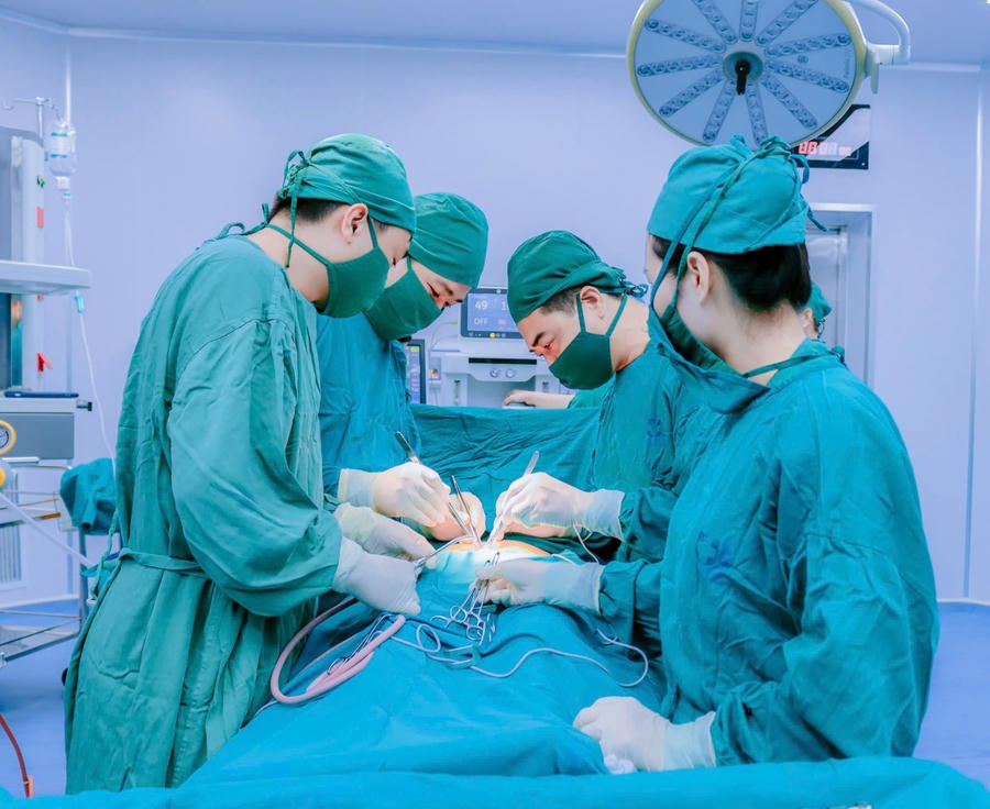 Bệnh viện có 16 phòng mổ đạt chuẩn kiểm soát nhiễm khuẩn.