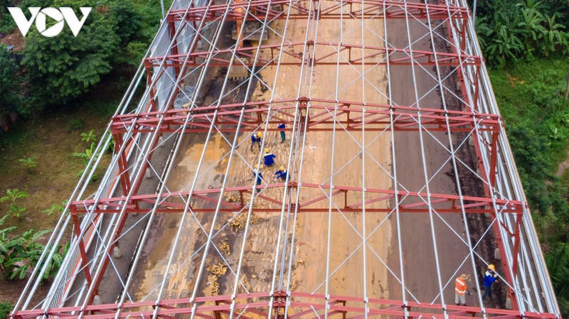 Sau đó đổ lớp bê tông siêu tính năng (UHPC) có cường độ chịu nén, chịu kéo cao, chiều dày tối thiểu 6cm. Tiếp theo sẽ thảm lớp bê tông nhựa polymer phía trên.
