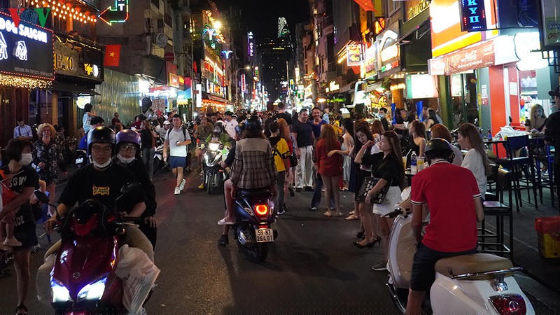 Mới tầm 21h đêm, nhưng khách trong và ngoài nước đã đổ về đông đúc.