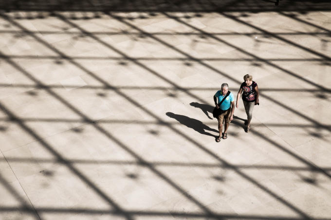 Du khách dưới sảnh bảo tàng lạc trong bóng nắng kim tự tháp kính như đang bước vào một không gian “ảo diệu” đầy cảm xúc của những không gian nghệ thuật.