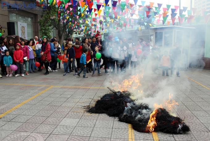 Du khách và người dân Thủ đô thích thú với những nét văn hoá và phong tục truyền thống của người Slavơ (Nga). (Ảnh: Đức Biên)