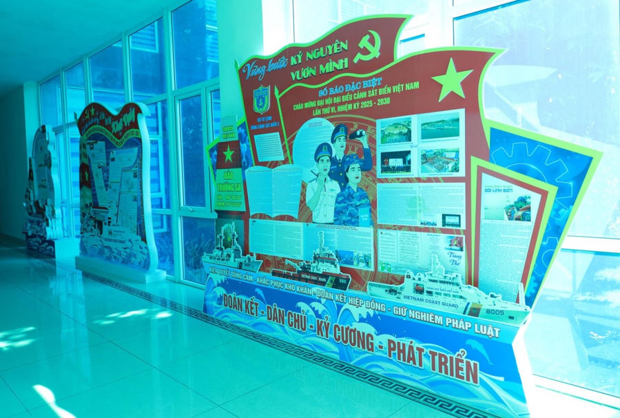 Khu trưng bày báo tường