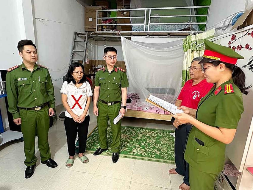 Cơ quan CSĐT Công an tỉnh Sơn La tổ chức thi hành các quyết định tố tụng đối với nữ nhân viên hợp đồng Trần Thị Thanh (dấu X). Ảnh Công an Sơn La