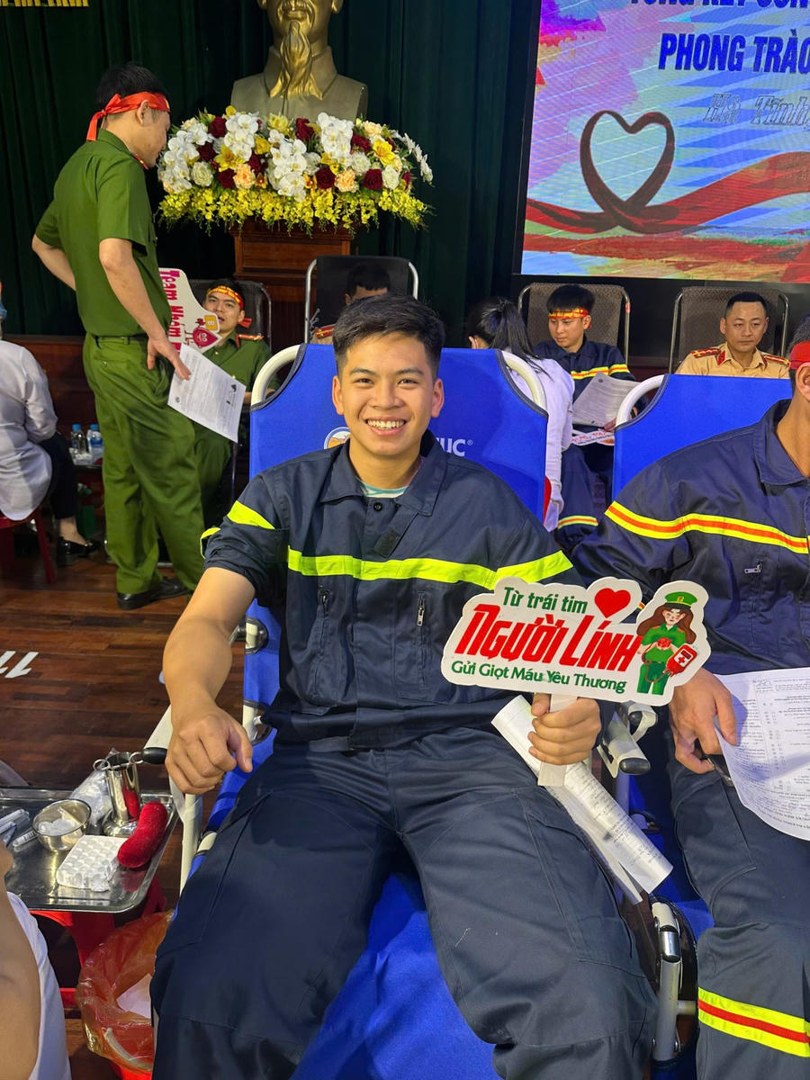 Hàng trăm chiến sỹ Công an Hà tham gia hiến máu cứu người