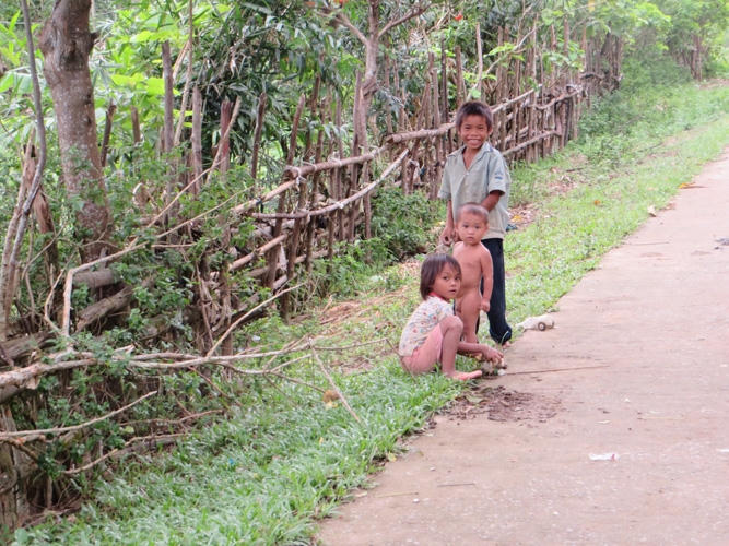 Trẻ em đang vui đùa những đồ chơi tự sáng chế.