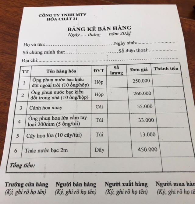 Người dân phải điền đầy đủ một số thông tin khi mua pháo hoa.