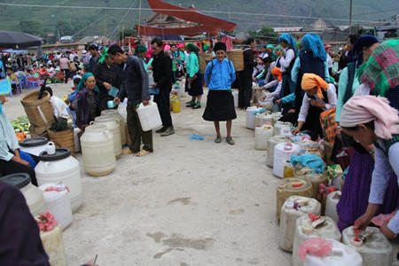 Trong kh&ocirc;ng gian lễ hội sẽ c&oacute; những gian h&agrave;ng b&aacute;n rượu Ng&ocirc; v&agrave; kh&aacute;ch h&agrave;ng được mời thưởng thức miễn ph&iacute;, nếu ưng &yacute; th&igrave; mới mua.( ảnh:&nbsp;vovworld.vn)