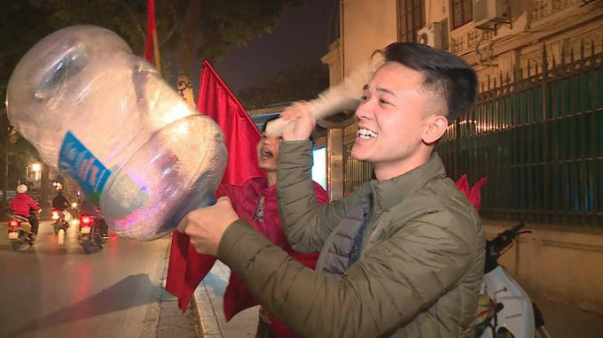 Niềm vui sướng hiện rõ trên từng nét mặt của người dân Thủ đô.